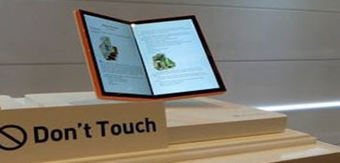 Picture of 7-inch foldable display that was introduced by LG Display during CES 2013, which was held in Las Vegas in January of 2013. This display has to 7-inch panels. / Picture=LG Display