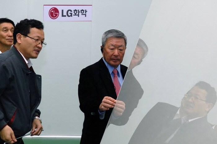 Picture of Chairman Ku Bon-mu of LG visiting LG Chemicals&rsquo; glass substrate factories in Paju and looking at products in November of 2011