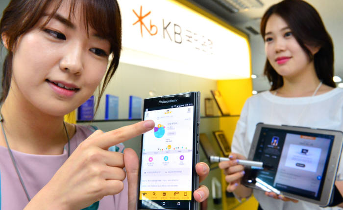 It is confirmed that KB Bank&rsquo;s mobile banking is being used the most out of all commercial banks&rsquo; Smart Banking systems.  An employee from KB Bank&rsquo;s Smart Strategy Department is demonstrating mobile life financial platform called &lsquo;Liiv&rsquo;.  Staff Reporter Yoon, Seonghyeok | shyoon@etnews.com 