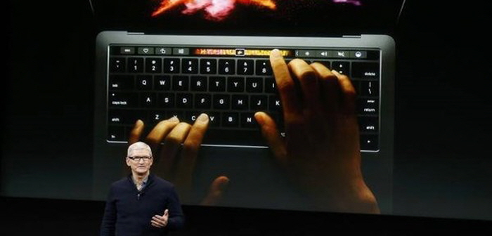 CEO Tim Cook of Apple is explaining Apple's new MacBook Pro. (Picture = The Electronic Times database)