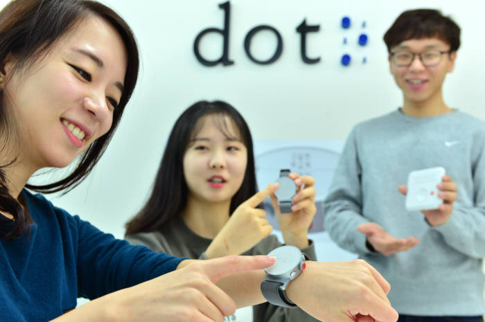 Dot is going to start selling world&rsquo;s first Braille Smart Watch starting from England. A researcher from Dot is demonstrating a Smart Watch that allows people to read words with fingertip. Staff Reporter Yoon, Seonghyeok | shyoon@etnews.com