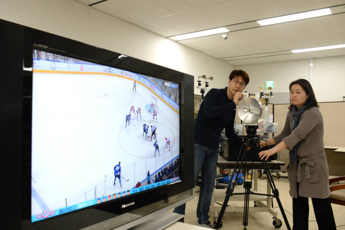 PhD Kim Joong-bin (left) and Senior Researcher Hong Joo-yeon of ETRI are working on demonstration that sends TV signals wirelessly by using rotated radio waves. 