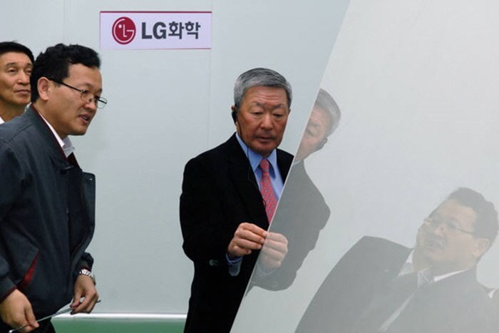 Picture of Chairman Ku Bon-mu of LG visiting LG Chemicals’ glass substrate factories in Paju and looking at products in November of 2011