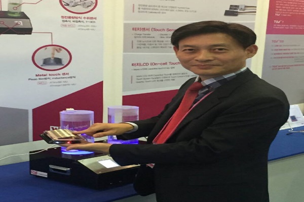 Wujung Hightech has recently finished developing a metal-touch solution &lsquo;TOS (Touch on Steel&rsquo; that implements a same maneuver as an electrostatic capacity method on a surface of a variety of quality of material such as metals and others and commercialized it.  CEO Kim Soo Ho of Wujung Hightech is demonstrating TOS that was implemented on a curved surface of a metal.