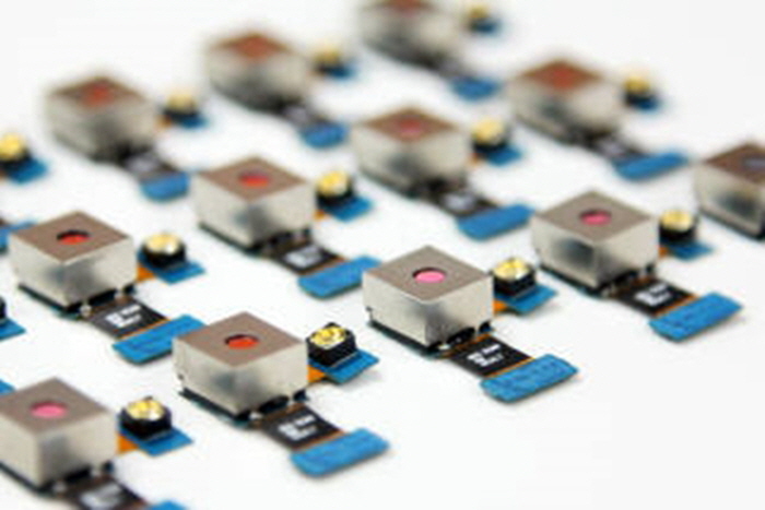 Camera module that can recognize iris and capture photo at the same time. A camera module is able to do both functions by alternating visible ray filter and infrared ray filter. CrucialTec has developed a camera module that can automatically alternate filters (Provided by CrucialTec)