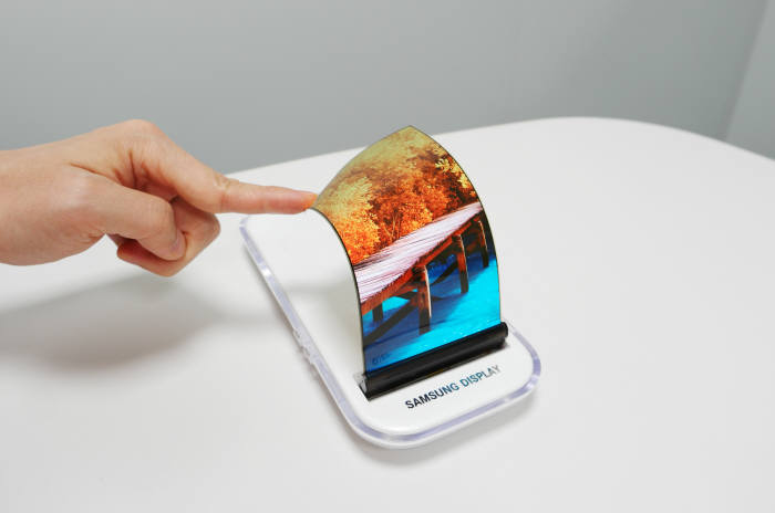 Picture of Samsung Display’s 5.7-inch QHD 2560x1440 Flexible AMOLED. Its thickness is only 0.3mm. (Picture = Samsung Display)